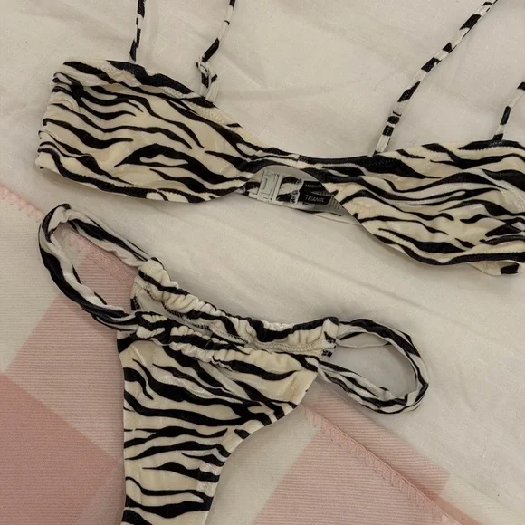 Triangl Velvet Bikini - Picture 2 of 8